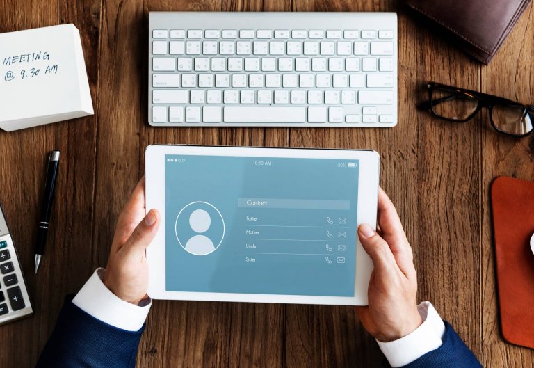 Tablet con scheda contatti per la gestione di clienti e prospect nelle PMI