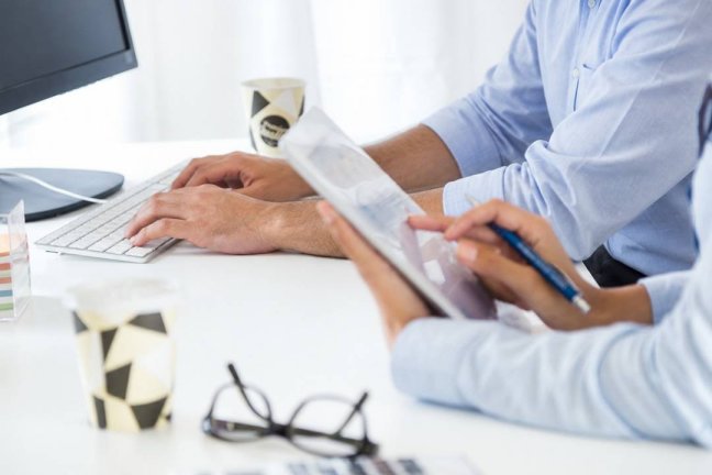Commerciali al lavoro su dati e processi condivisi tra CRM e gestionale