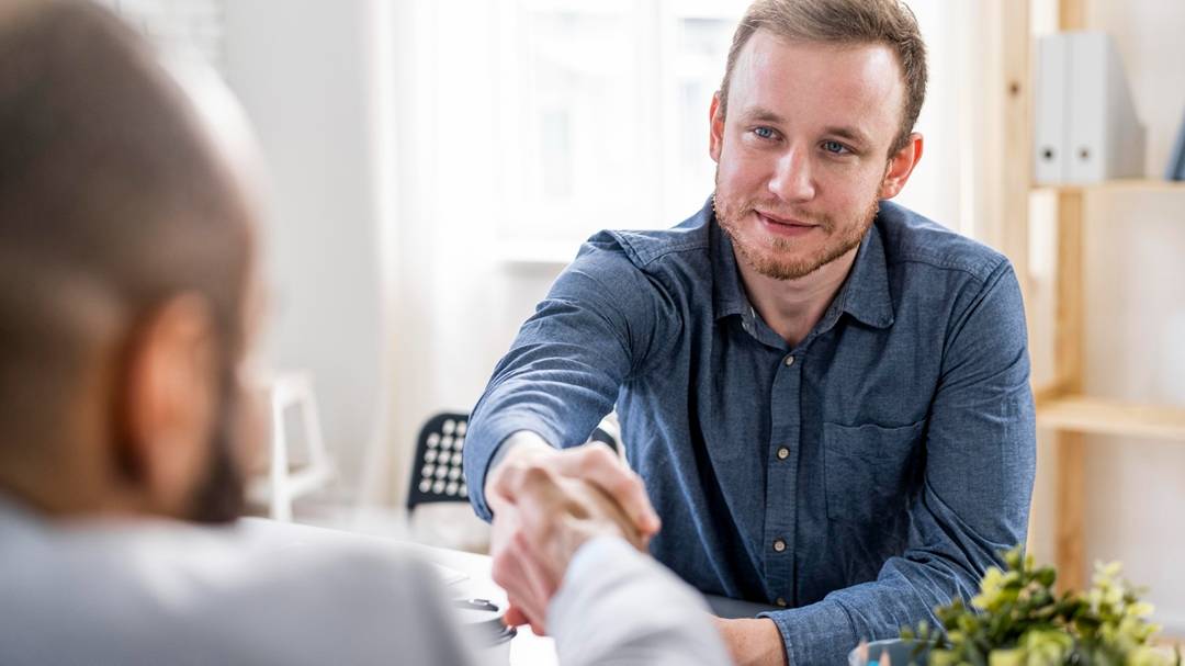 Commerciale incontra un cliente durante il follow-up dopo l'invio di un preventivo