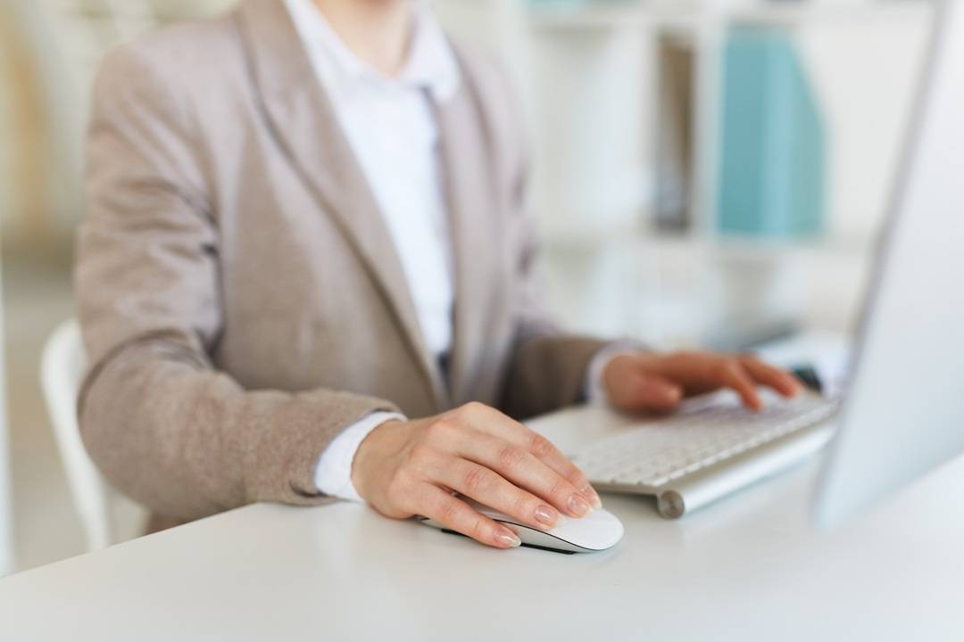 Addetta amministrativa al computer durante la gestione di dati, documenti e scadenze del personale
