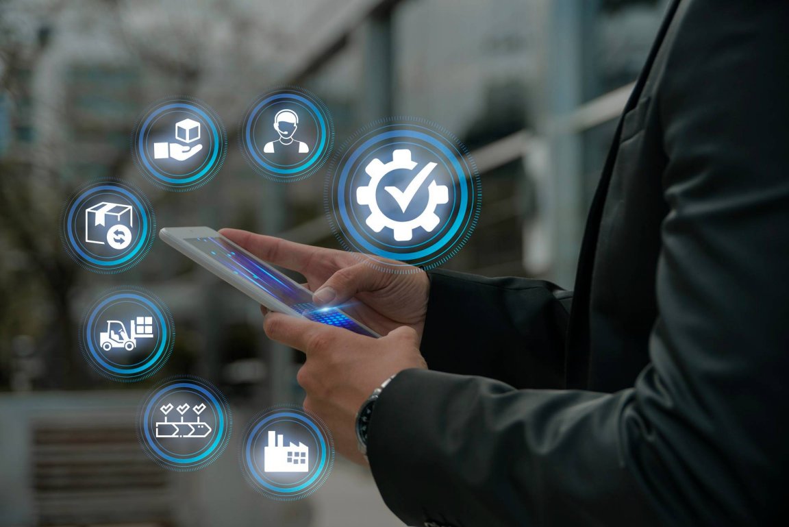 Gestionale per logistica integrata con icone digitali dedicate a ordini, magazzino, assistenza e processi aziendali