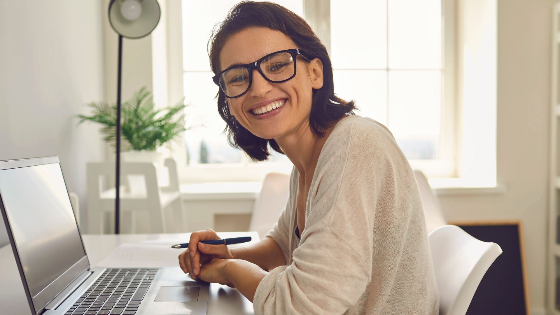 Consulente che lavora al computer