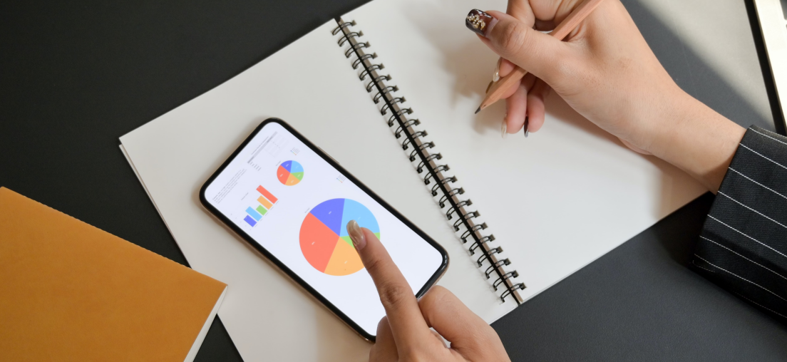Gestione aziendale da smartphone con accesso mobile a clienti, attività e documenti