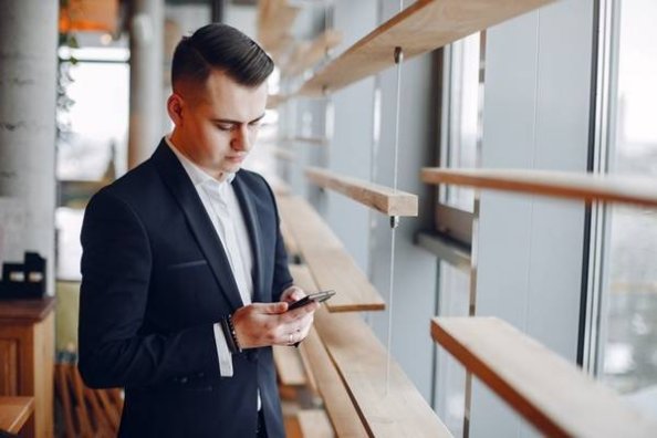 Agente di commercio consulta agenda e giro visite da smartphone