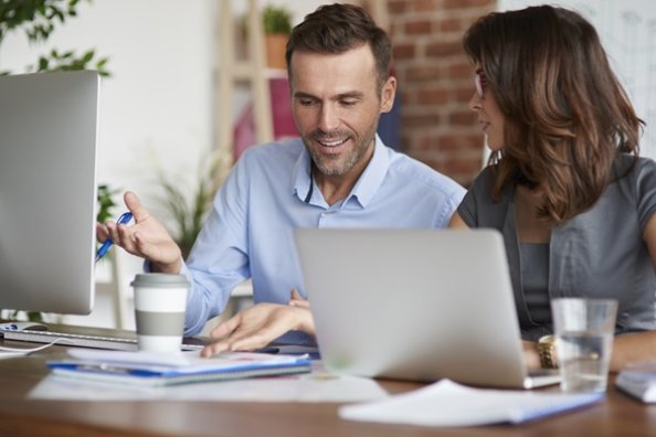 Agenti di commercio consultano informazioni su clienti e prospect