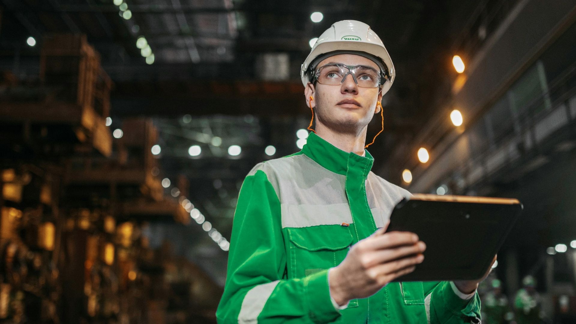 Tecnico in uniforme al lavoro